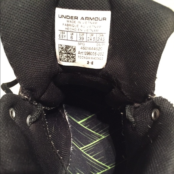 Boys/ Men’s Under Armour basketball shoes - Picture 3 of 7
